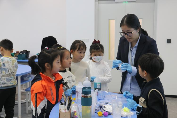 培训机构儿童集体按步骤做科学实验照片