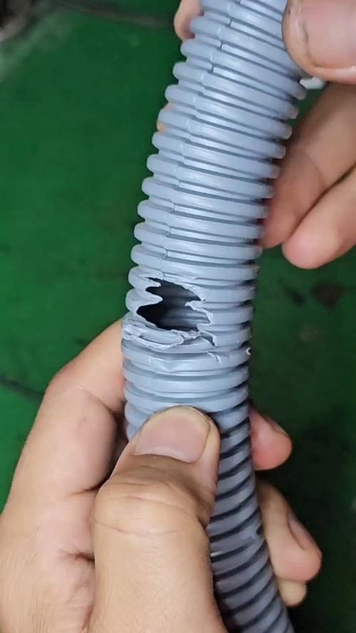 装修中损坏开裂的劣质波纹管特写