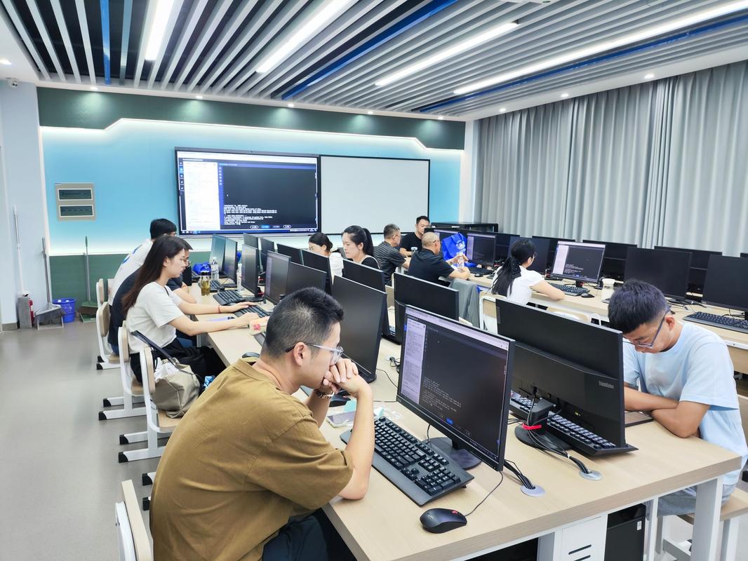 云计算工程师在数据中心的运维现场