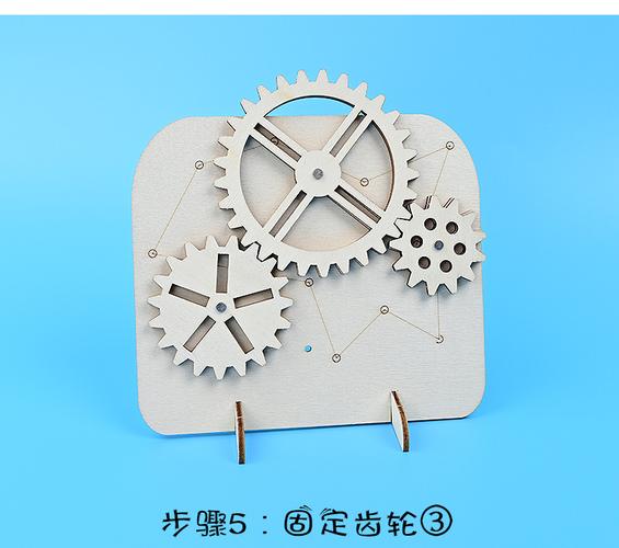 孩子手拿废旧金属齿轮观察齿纹的特写镜头，背景有工具和零件盒，工业风格亲子手工场景