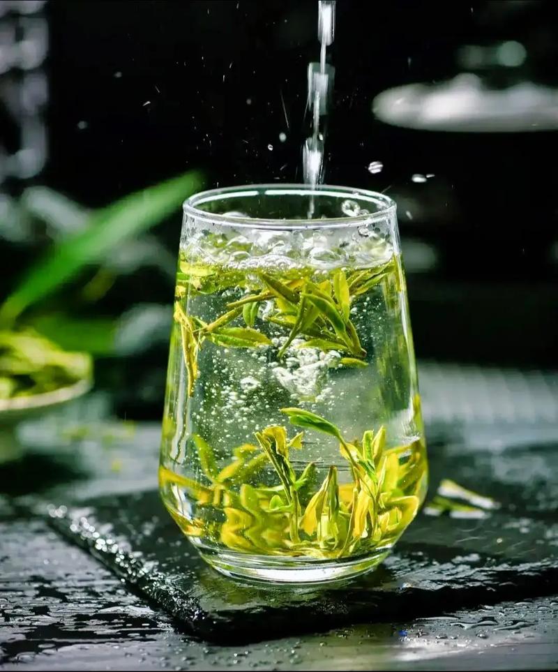 玻璃杯中80度水温冲泡的龙井绿茶,茶叶舒展
