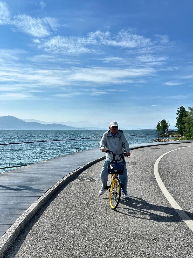大理洱海东岸骑行道路与苍山
