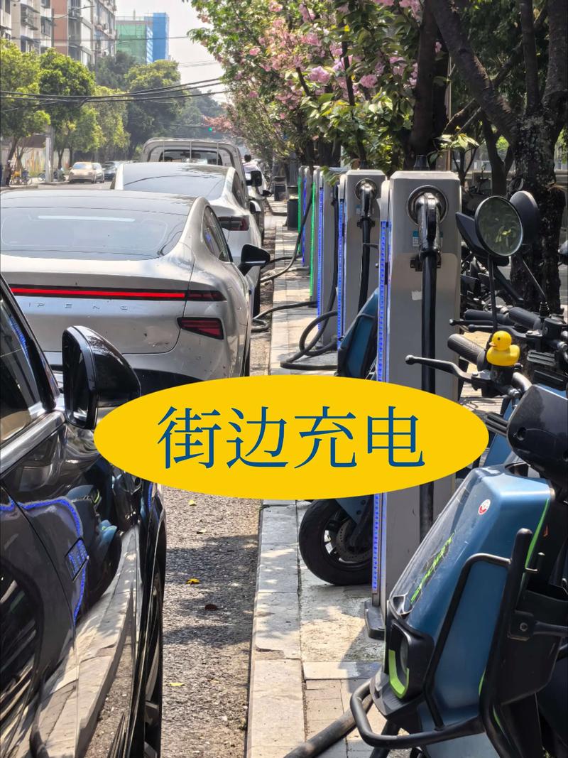 白天在成都闲逛,晚上回“家”充电
