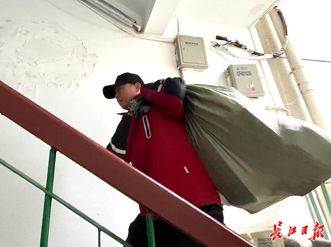 中国老小区快递员徒步爬楼送货