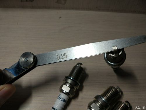 维修厂塞尺测量火花塞电极间隙实操图