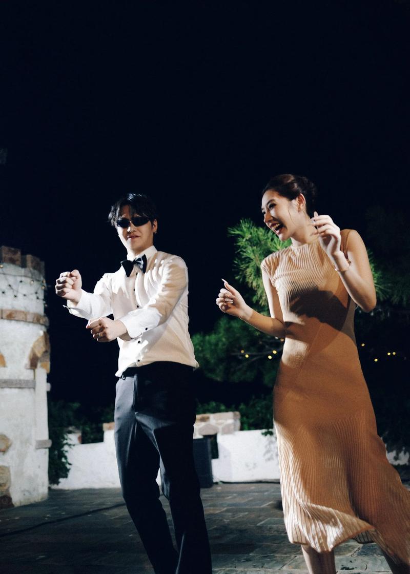 婚礼DJ根据现场气氛调整音乐
