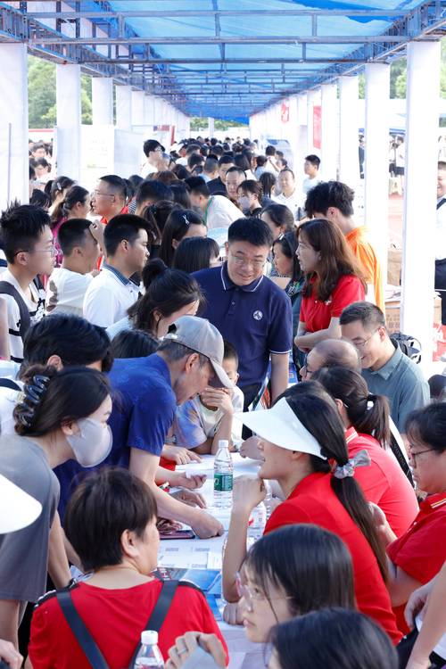 中考后家长学生咨询择校择业现场