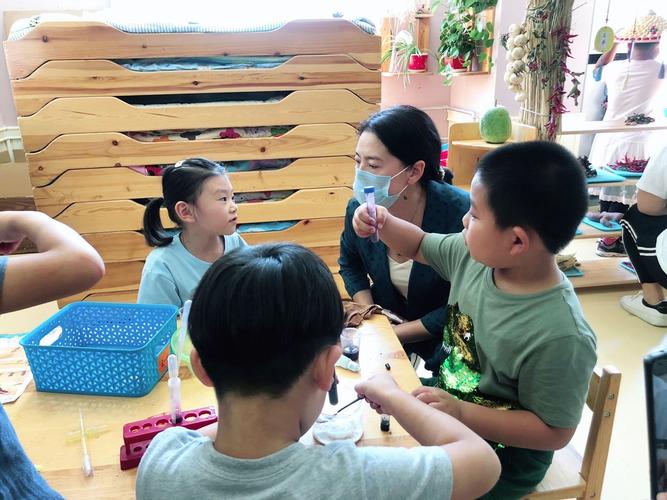 教师在区域活动中安静观察幼儿