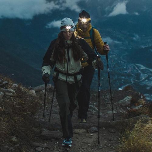 高海拔登山佩戴头灯实景图