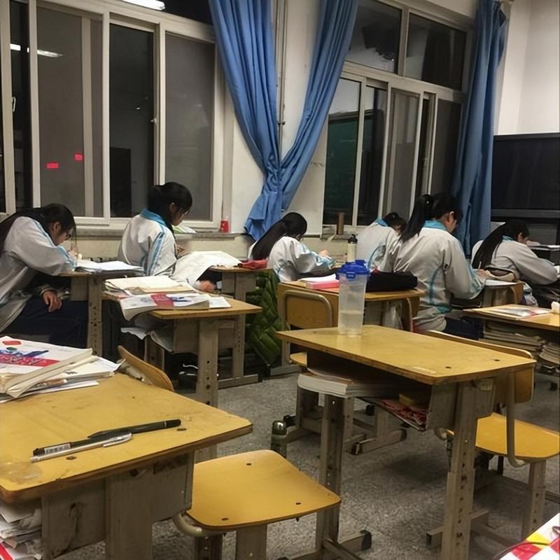 高三学生晚自习留白时间休息场景照片