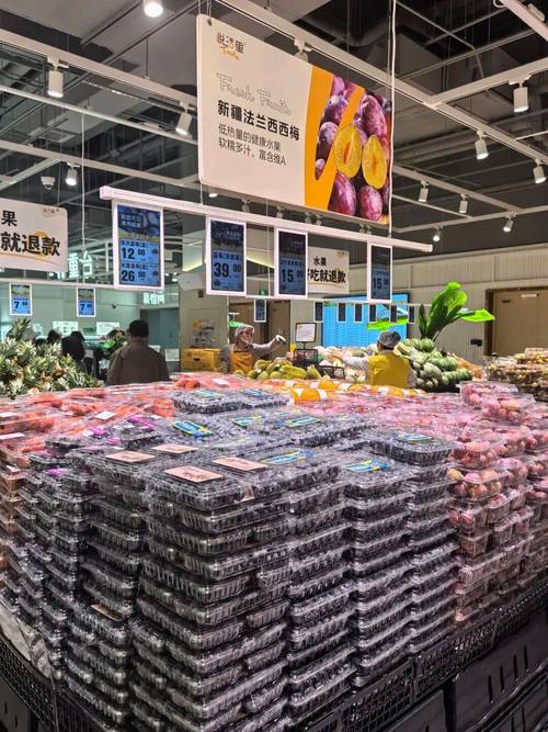 南京线下零售门店自提区与体验款陈列实拍图