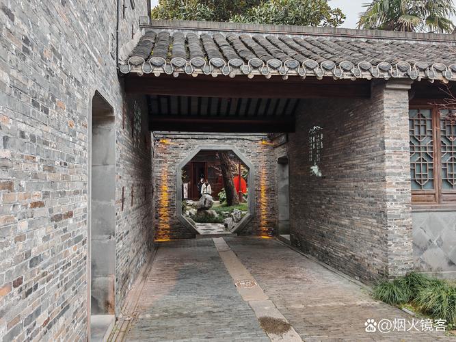 扬州东关街半坡巷老漆坊木门