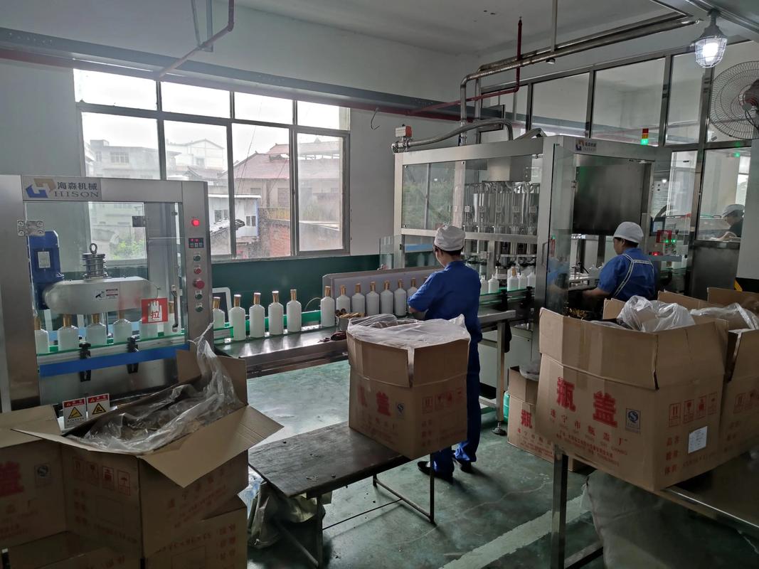 半自动灌装设备在酱菜厂应用实拍