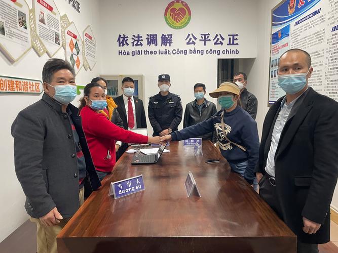 社区调解室 当事人攥着皱巴巴抵押合同的实景
