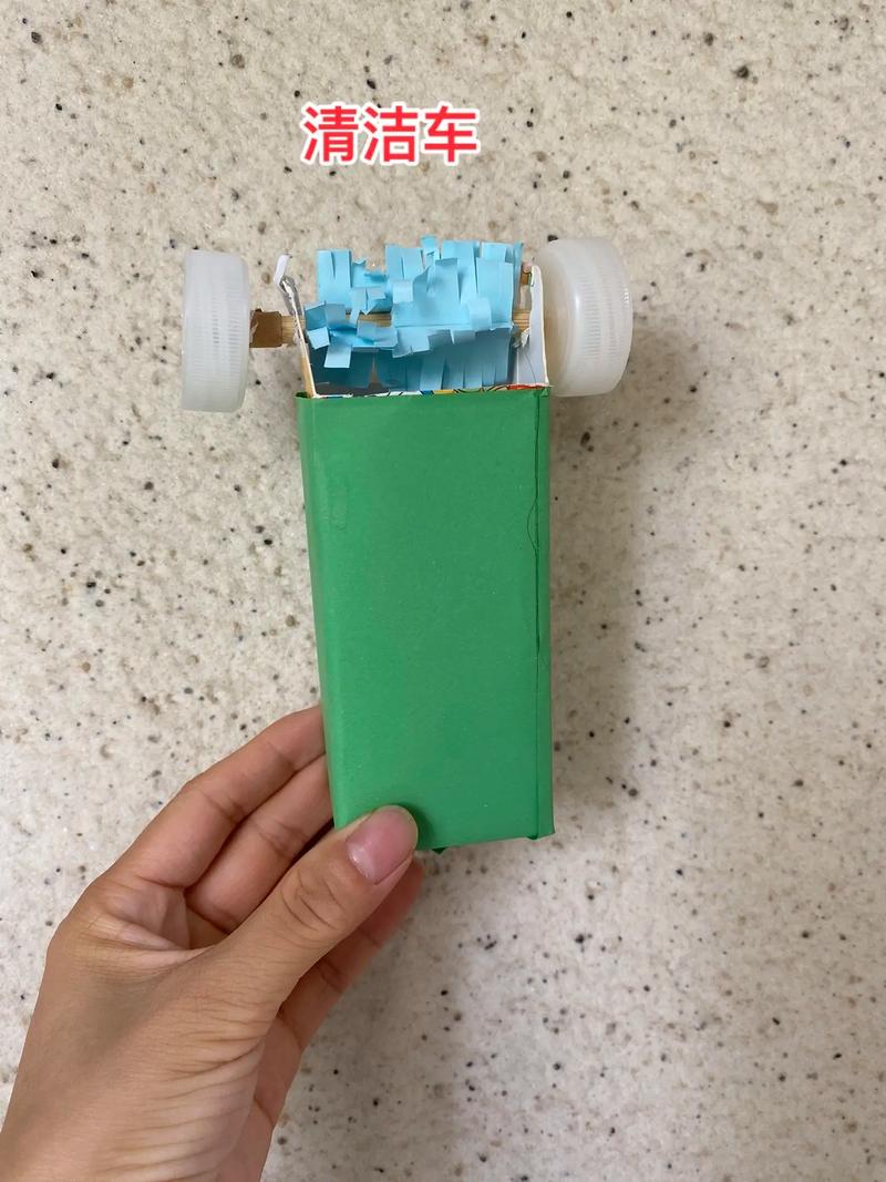 孩子用牙膏盒和瓶盖自制小汽车过程图