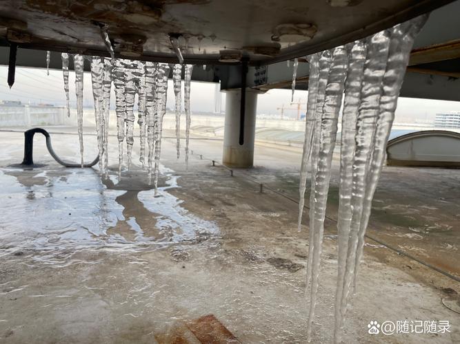 北方寒冷工厂环境中的工业连接器冻裂现场实拍
