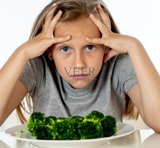 幼儿皱眉拒绝蔬菜特写表情
