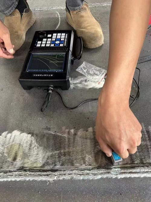便携式超声波探伤仪检测焊缝缺陷回波显示