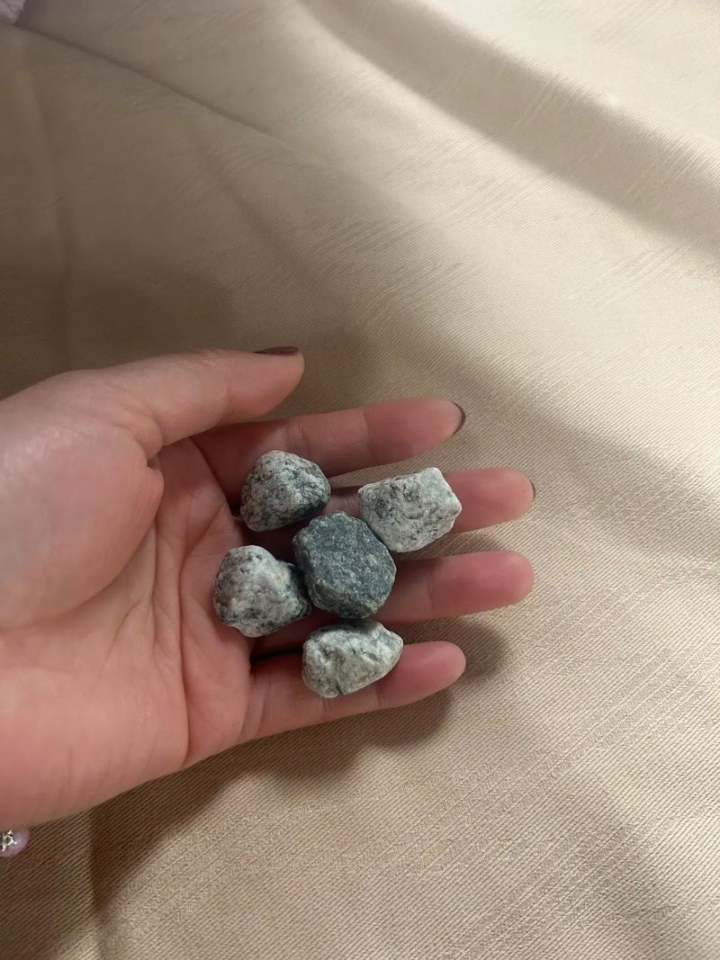 口袋里装了块小石头走