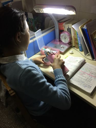 初三学生晚自习对着物理练习册发呆的特写