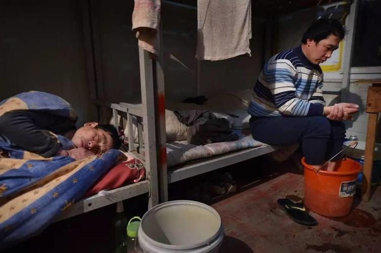 工厂务工人员躺被窝和老家孩子视频聊天