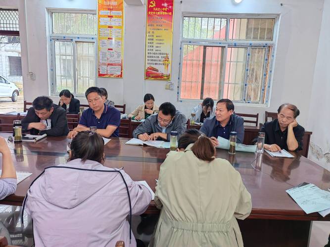学校会议室教师听评课记录场景