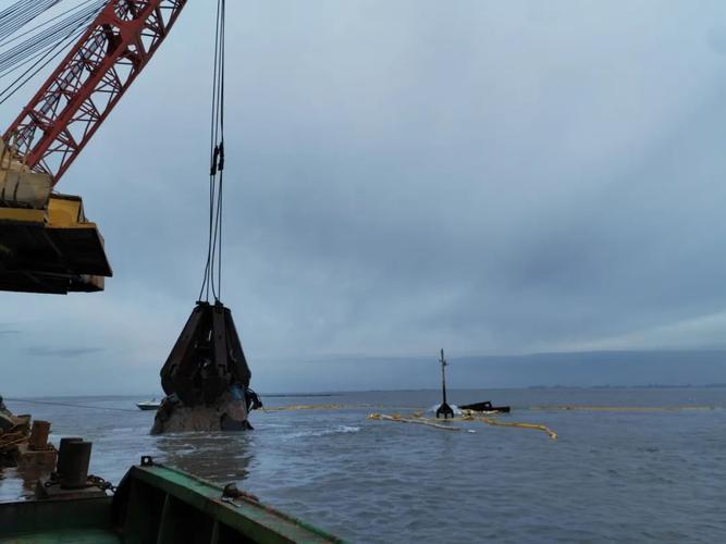 霞浦海边沉没网红海钓船打捞现场