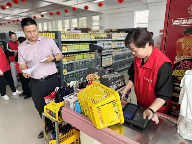 企业管理者和员工便利店门口坐塑料板凳聊天场景