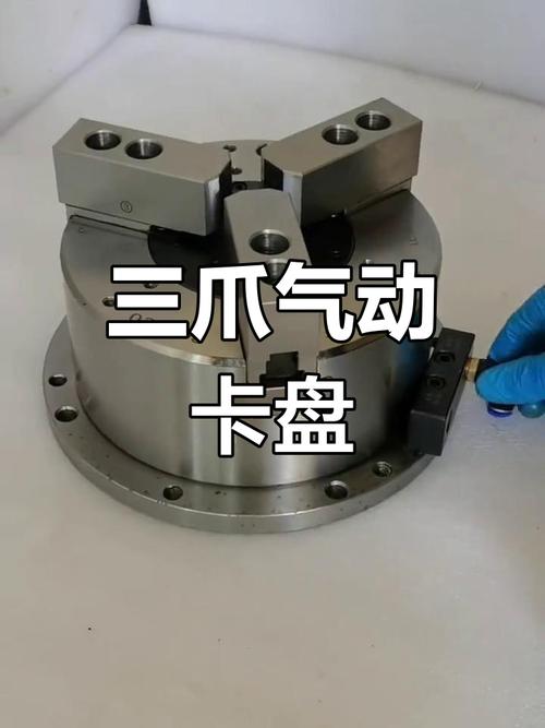 机械加工现场三爪卡盘夹持大型齿轮件