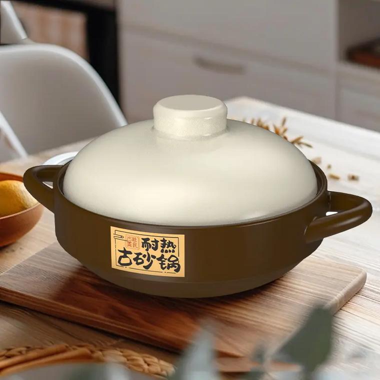 燃气灶上熬汤的浅棕色陶瓷砂锅实拍
