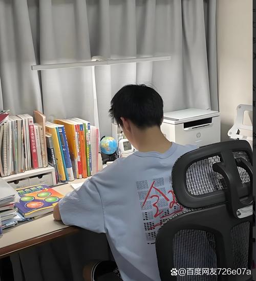 高中教室靠窗少年刷题背影