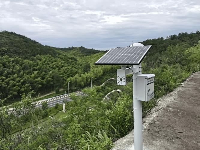 西南山区山体滑坡监测传感器现场图