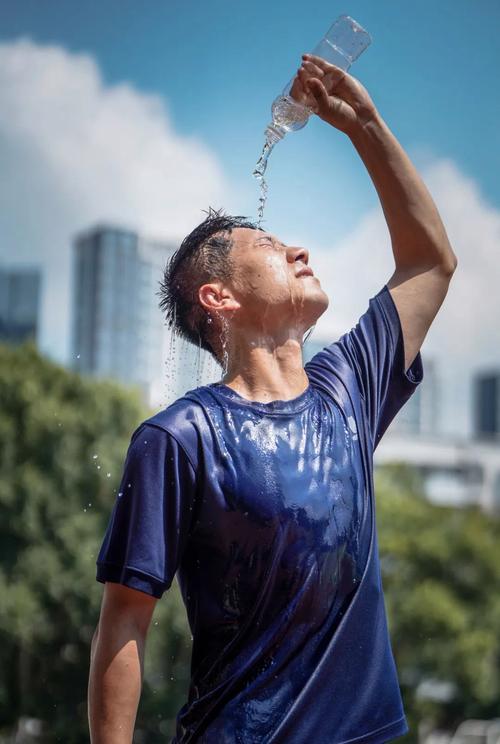 夏季户外出汗补水场景图