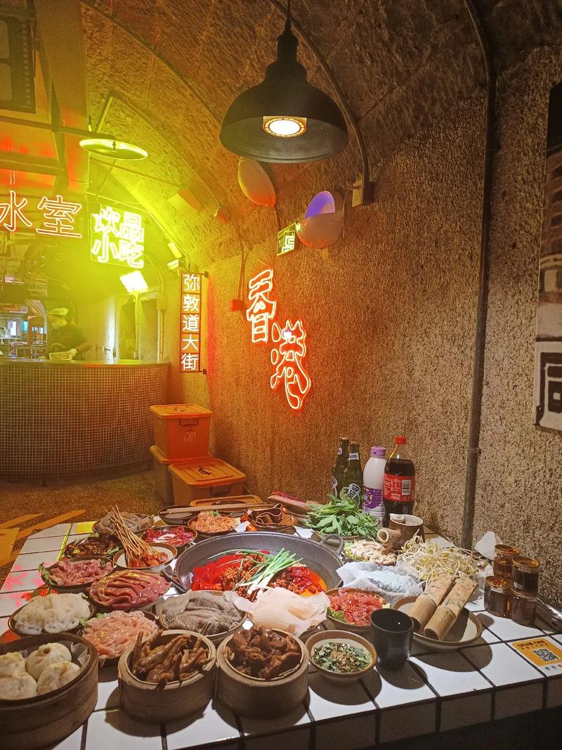 山城巷的深夜书店与防空洞火锅