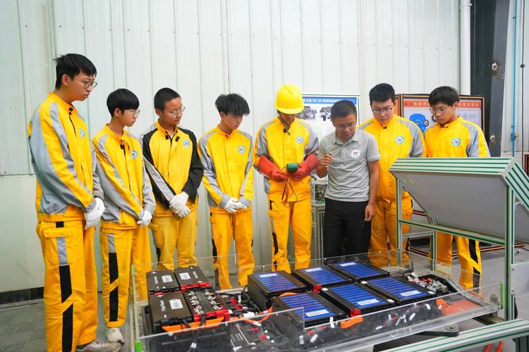 中职学校新能源储能专业实训课堂照片