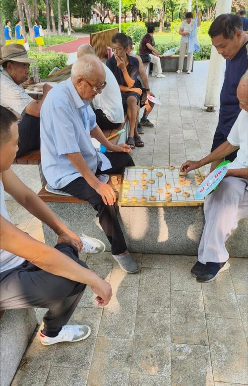 安仁古镇广场上的下棋人群