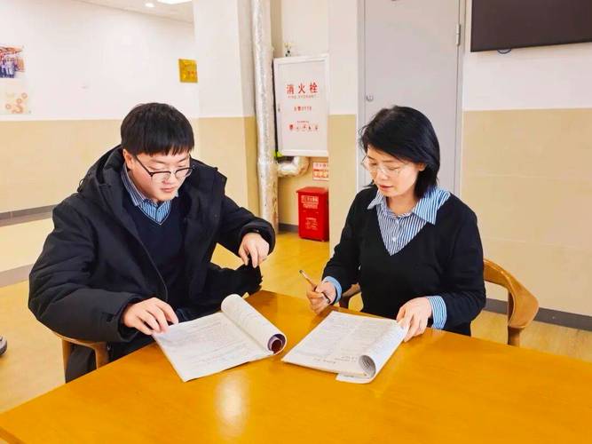 青蓝工程师徒共同研讨智慧课堂教学