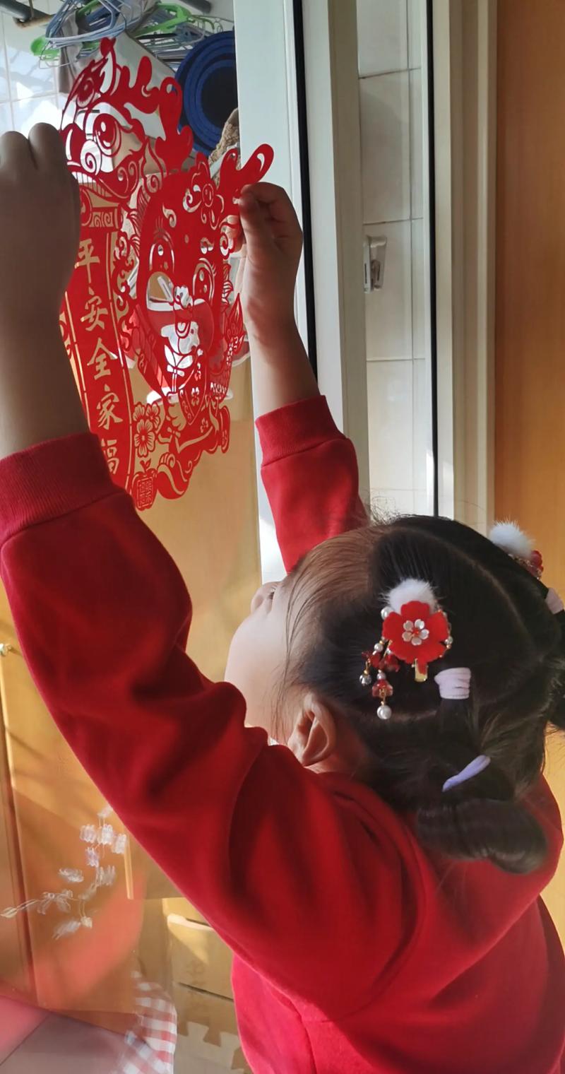 中国传统春节孩子参与贴春联场景