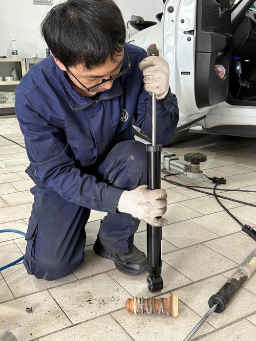 汽车举升机上检查减震器漏油作业图