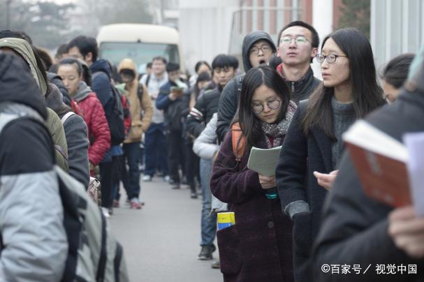 招生官批阅大量留学申请文书场景