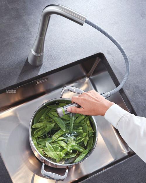 厨房水槽水流冲洗绿叶蔬菜 舒缓解压 特写视角