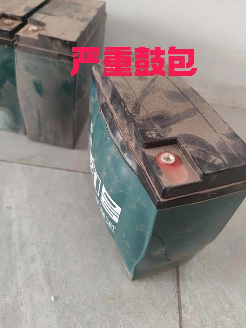 工业不间断电源铅酸电池老化鼓包实物图