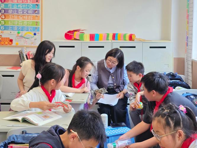 中小学生合作完成校园问题调查作业场景