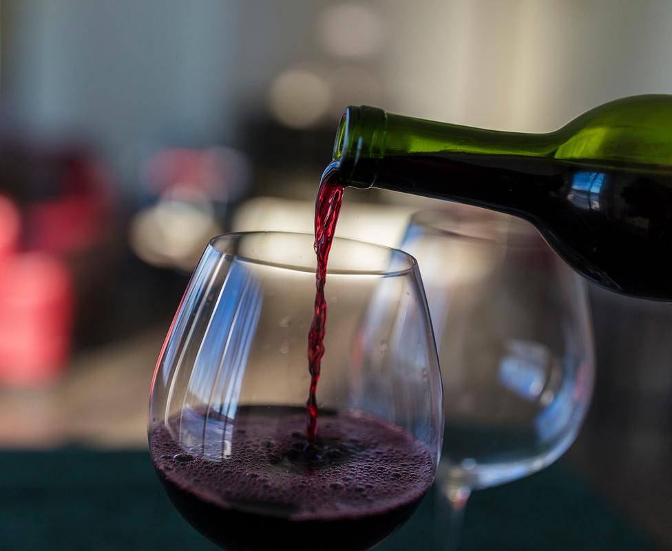 红酒杯挂杯酒泪实物图
