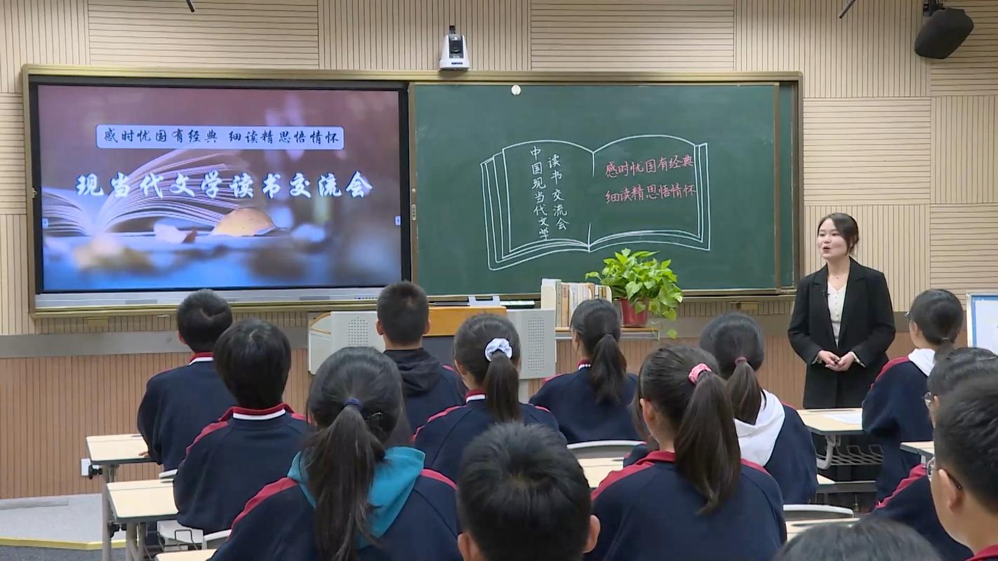 高中语文课上学生站起来分享对课文的个性化生活体验的课堂实拍