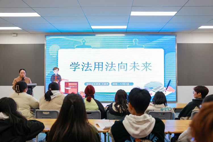 大学法学院师生开展法律咨询现场