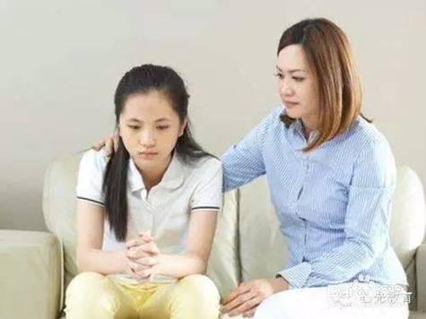 工业车间父母利用休息时间与孩子视频通话