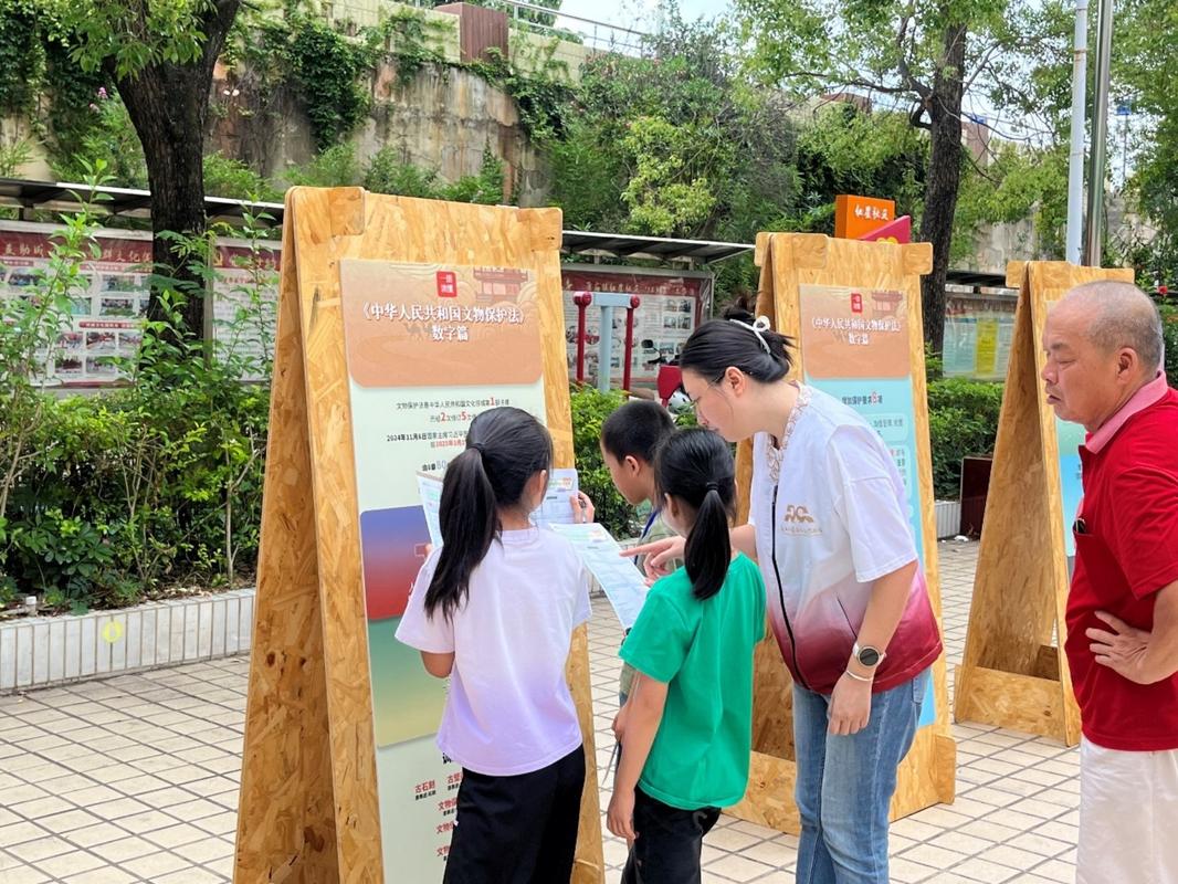社区文保普法课上讲师展示文物保护法法条展板现场