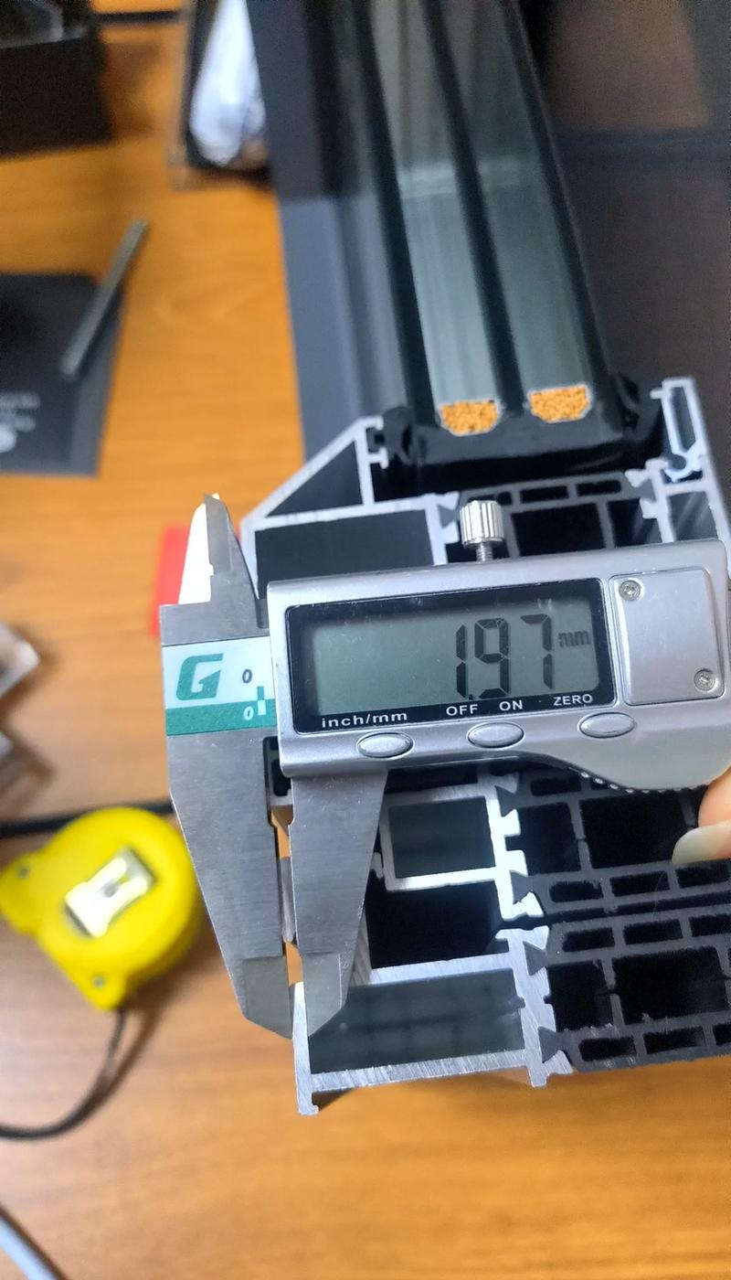 倍速线铝型材轨道壁厚卡尺测量现场