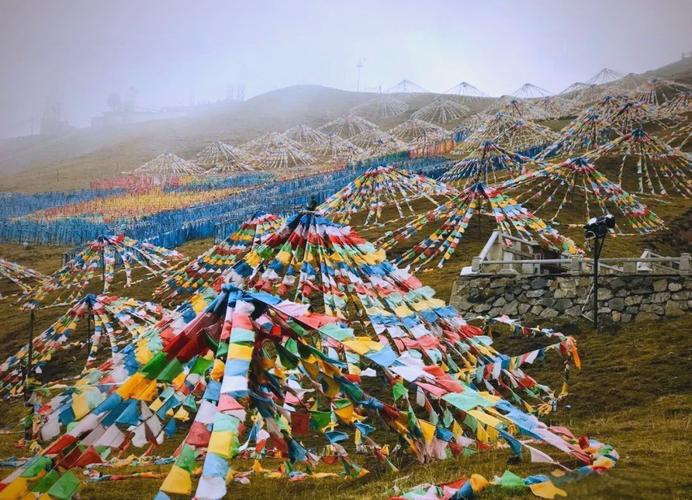 羊卓雍措牧村老人修补风马旗经幡阵